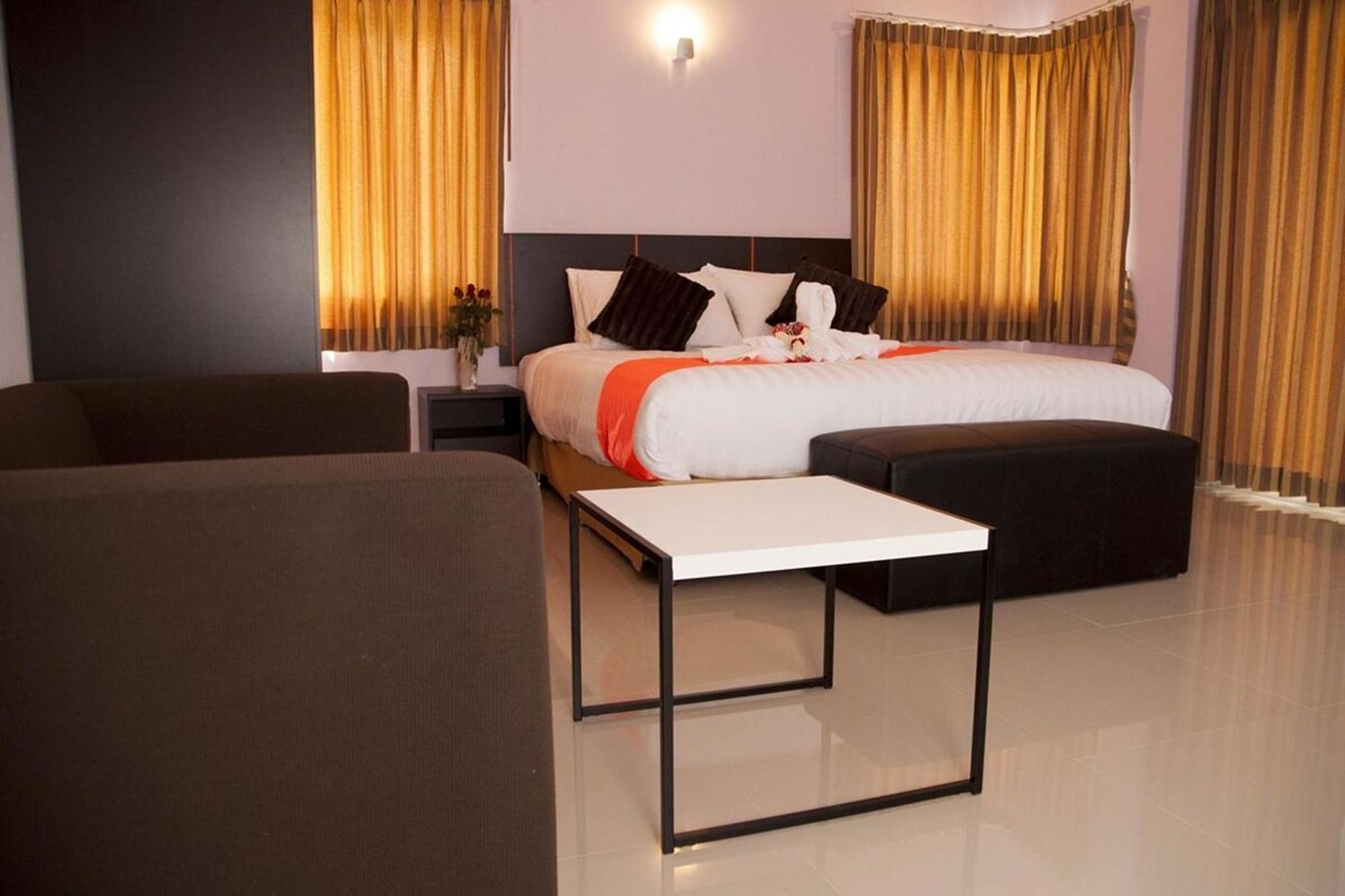 La Viva Hotel Бурирам Экстерьер фото